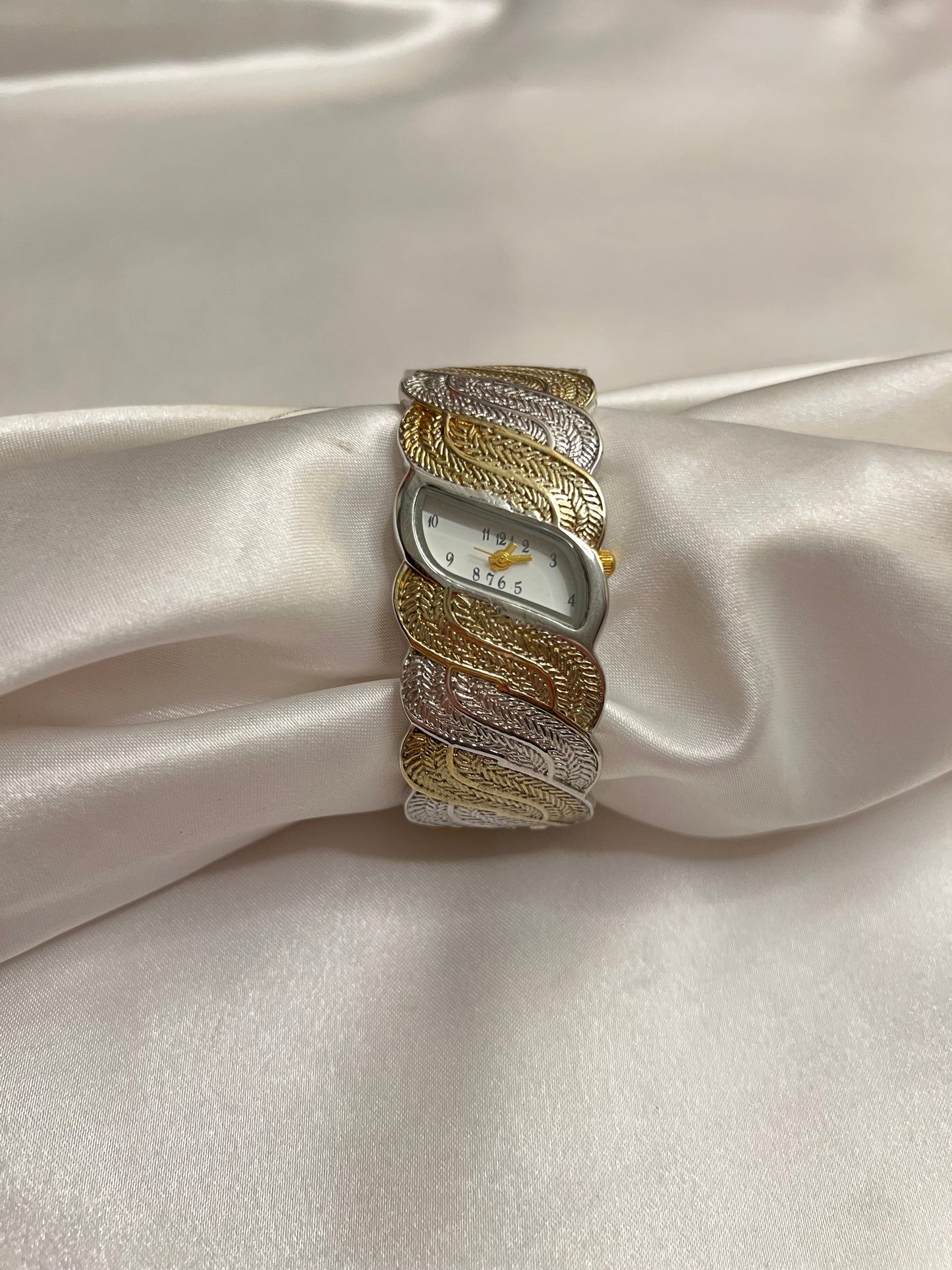 💛🤍 Two-Toned Detailed Cuff Watch