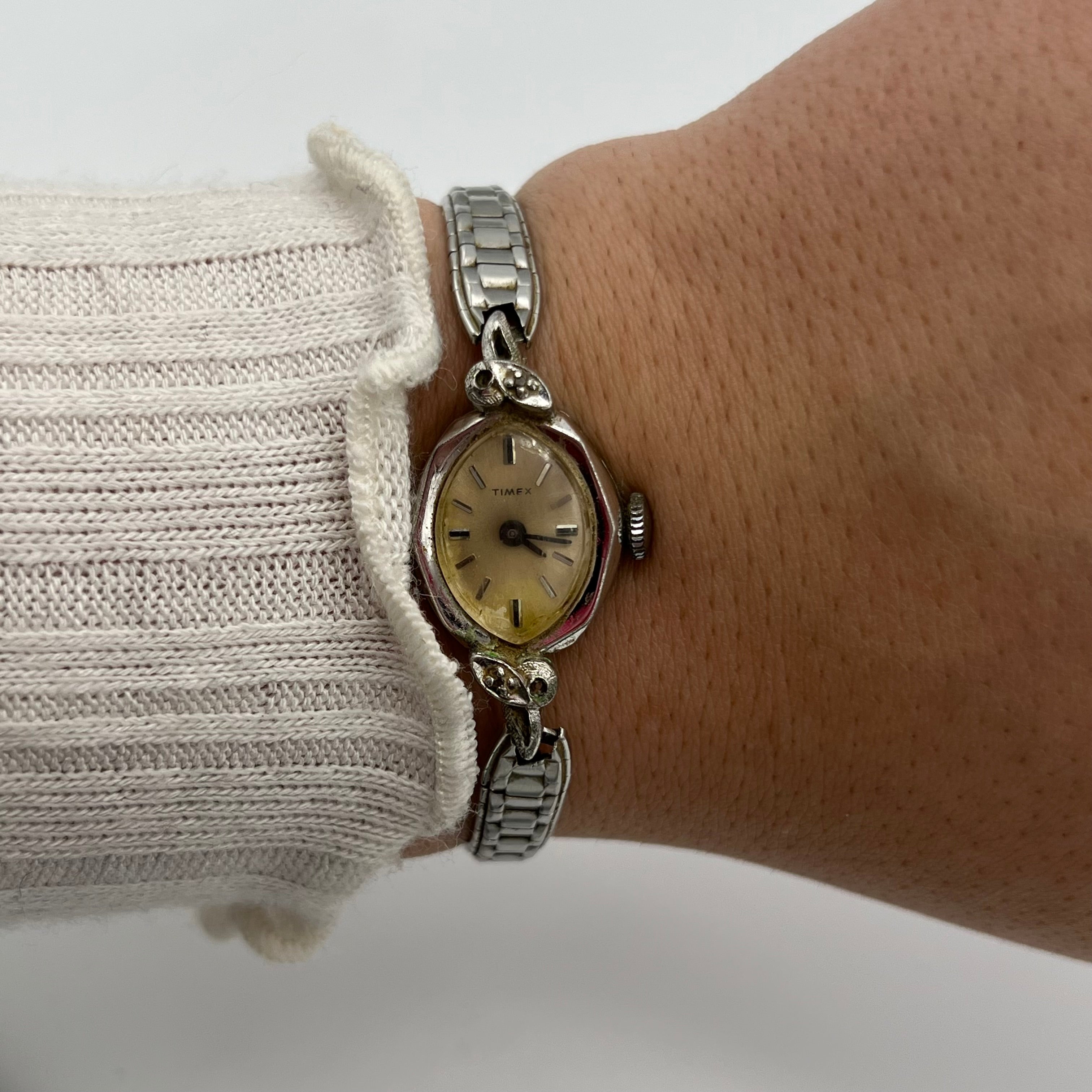 🩶 Classic Timex Silver-Toned Watch