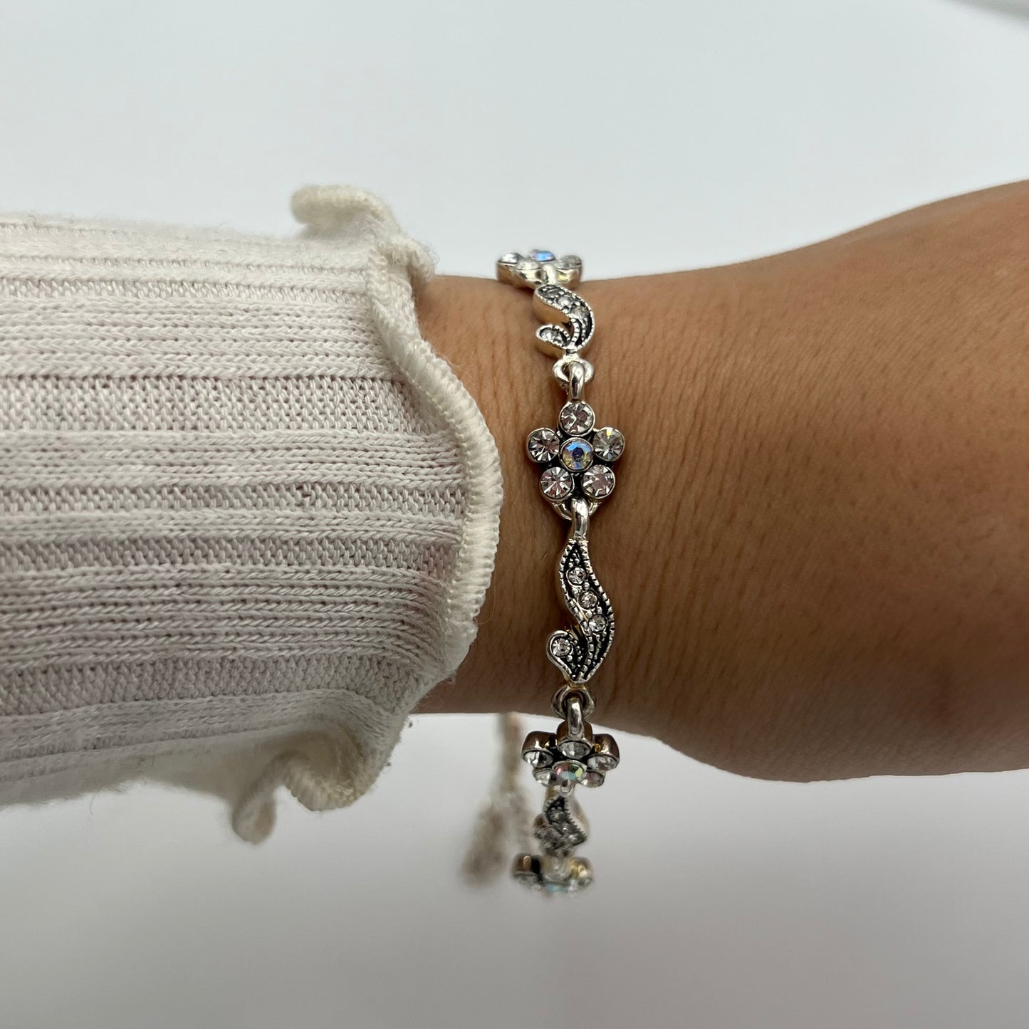 🌸 Silver-Toned Flower Bracelet