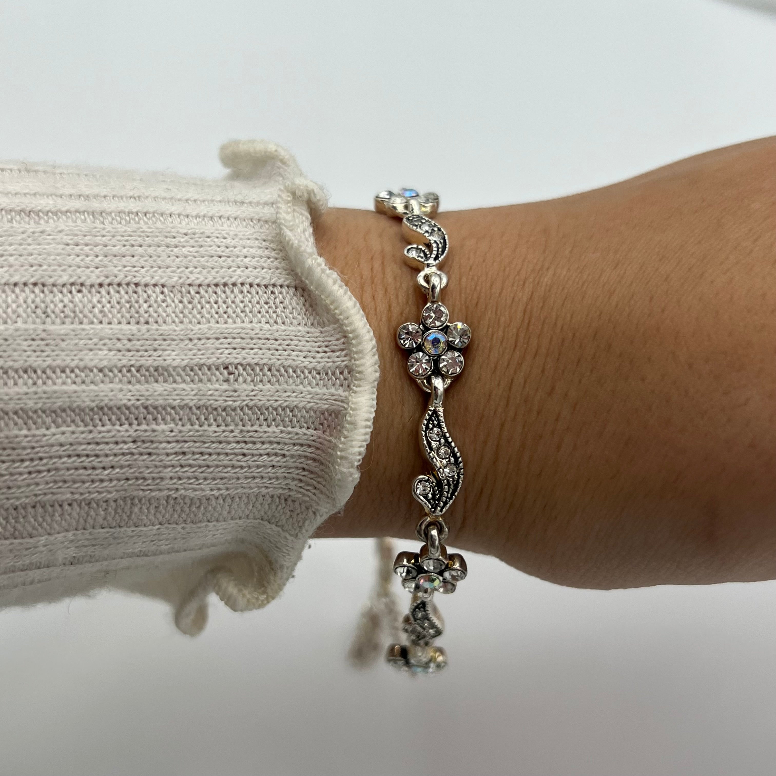 🌸 Silver-Toned Flower Bracelet