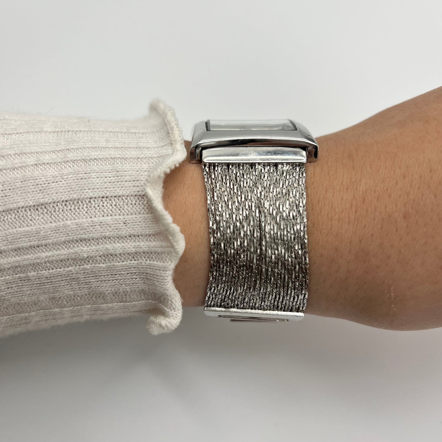 🩶 Silver-Toned Watch with Multi-Thread Strap