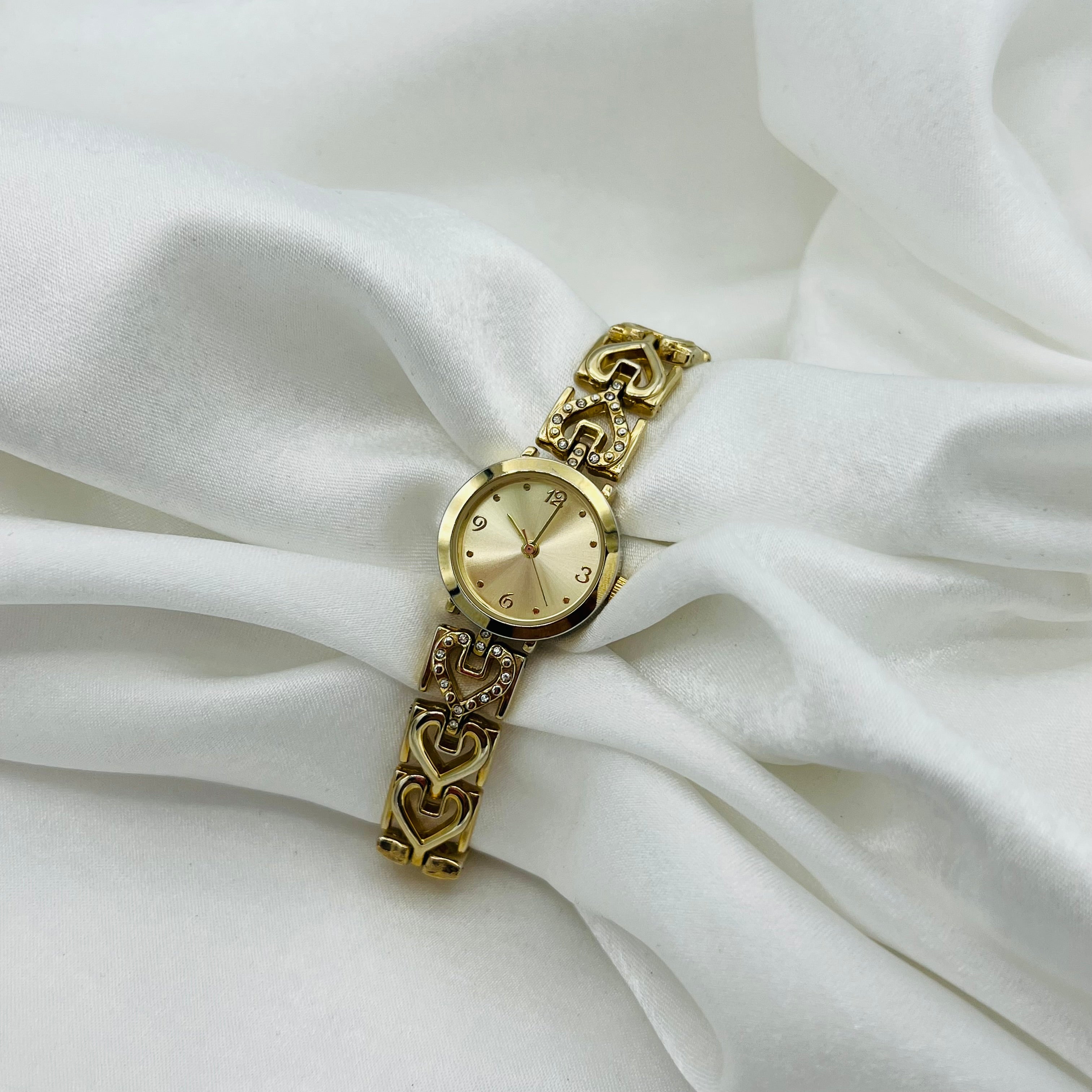 💛 Gold-Toned Watch with Heart Strap