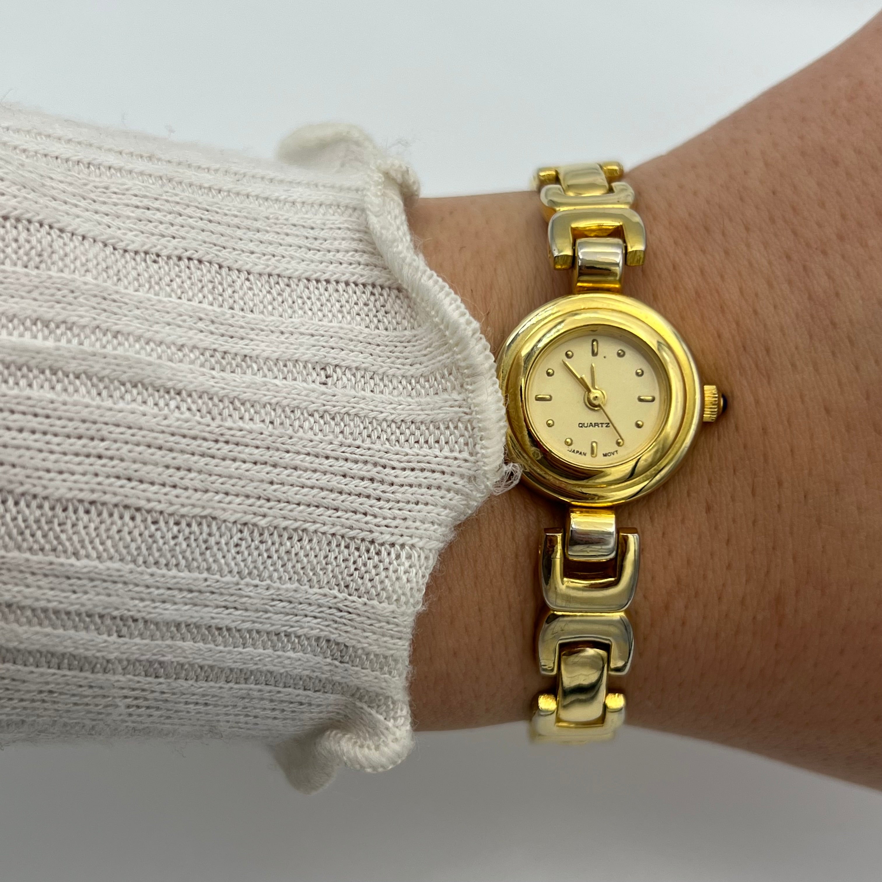 ⭐️ Gold-Toned Watch