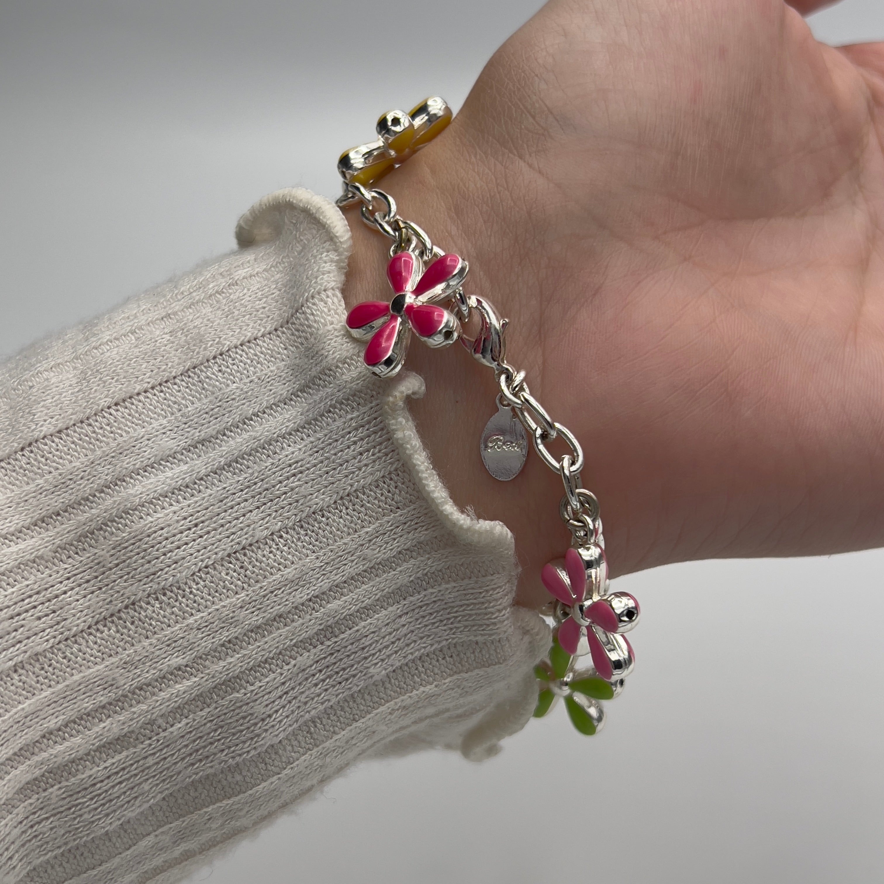 🌸 Silver-Toned Flower Charm Bracelet