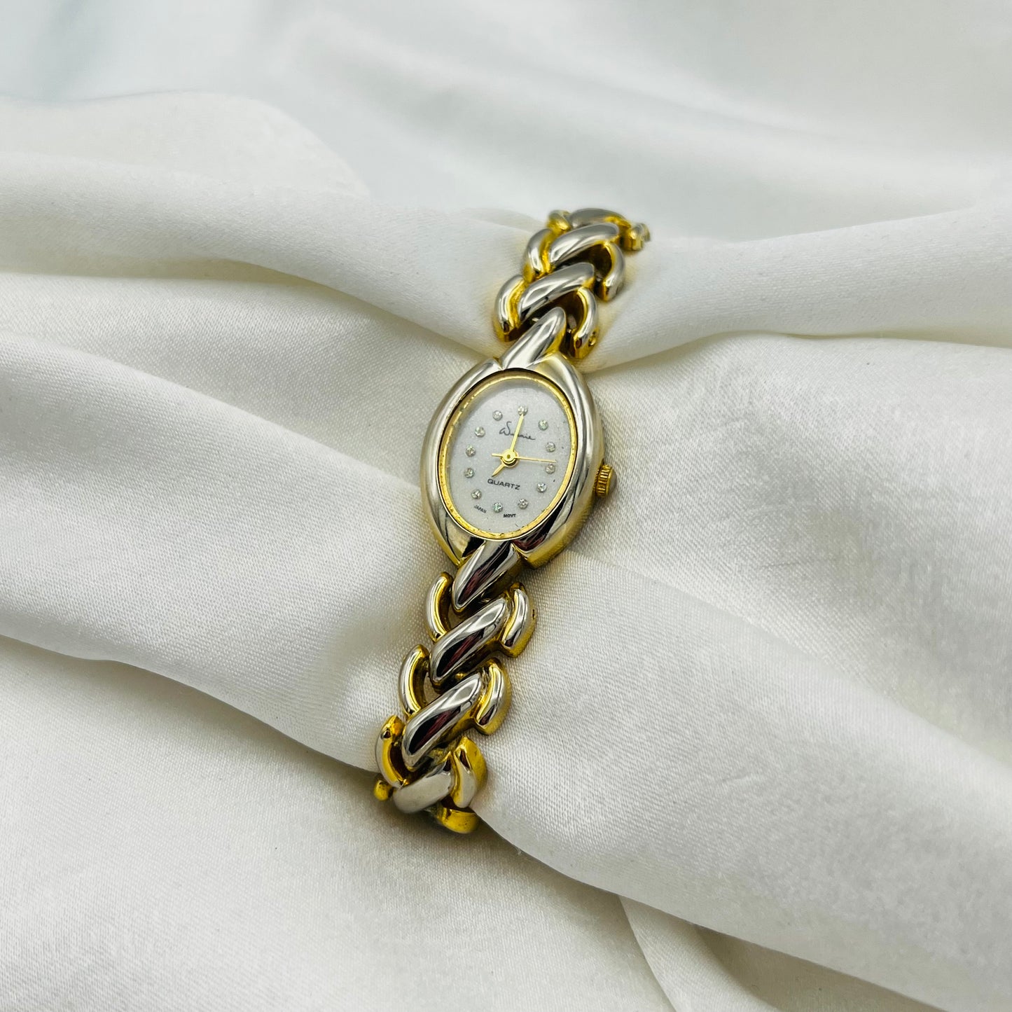 ✨ Gold-Toned Watch with Shimmer Dial