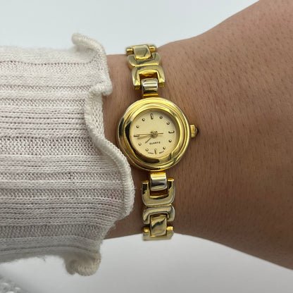 💛 Classic Gold-Toned Watch