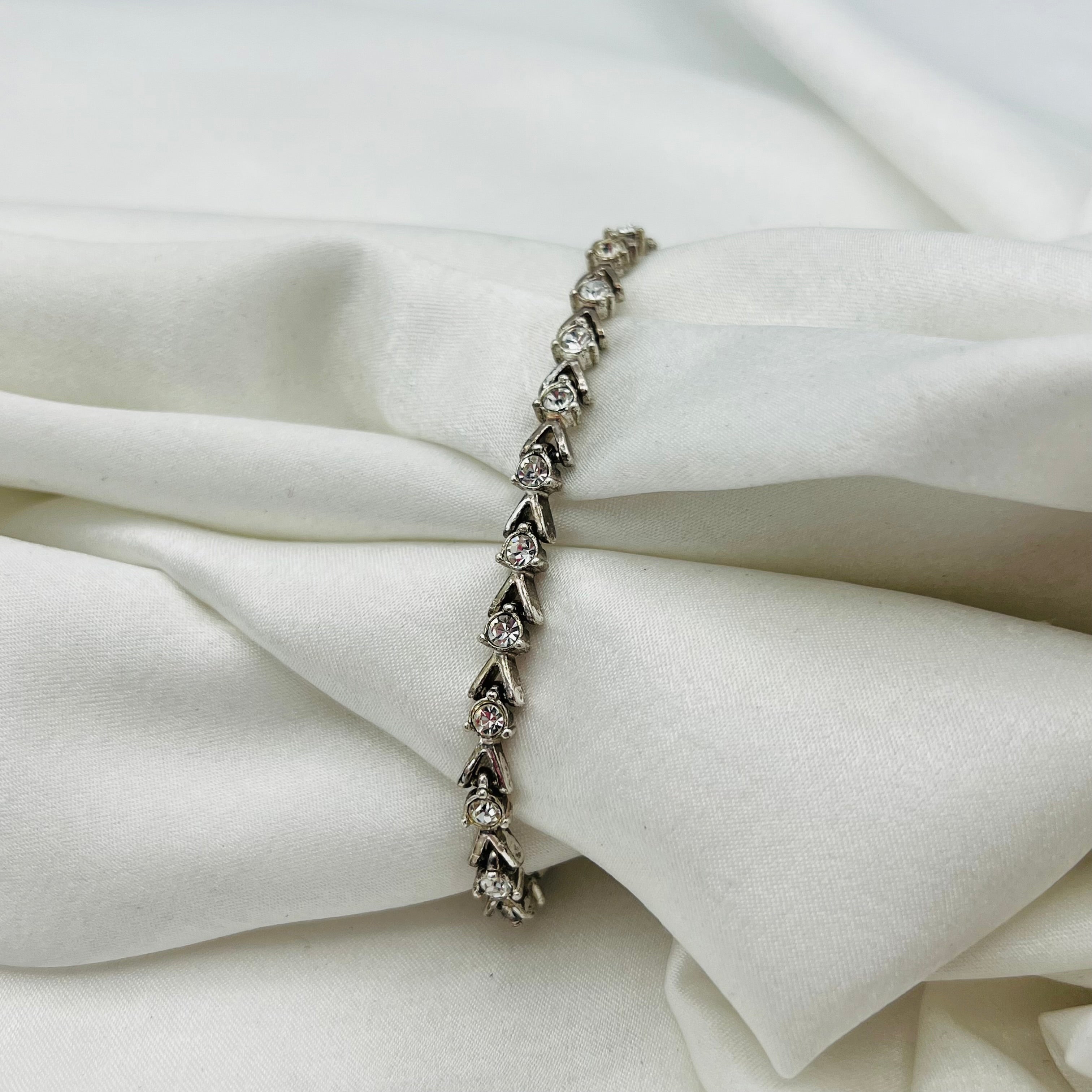 🩶 Silver-Toned Diamanté Bracelet