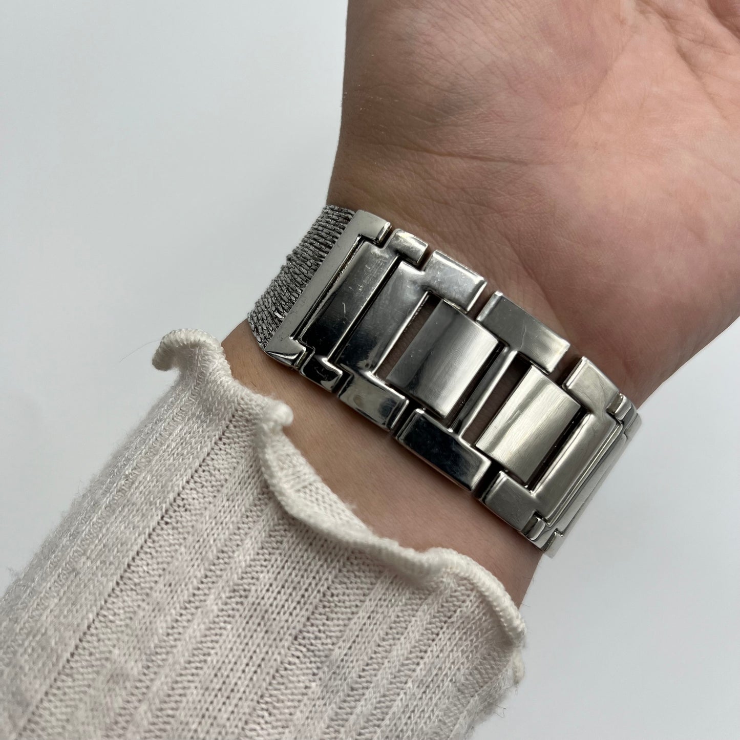 🩶 Silver-Toned Watch with Multi-Thread Strap