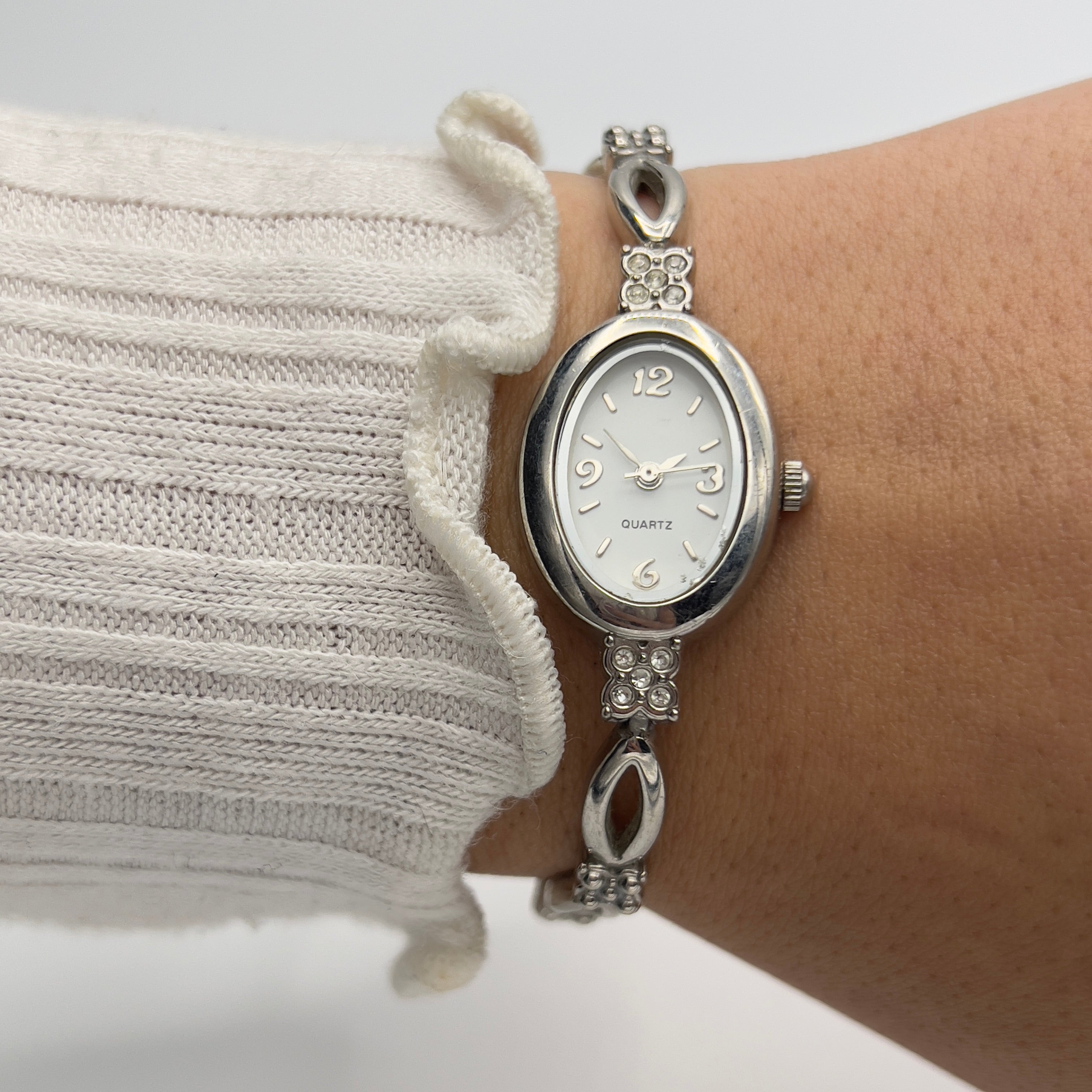 🩶 Silver-Toned Detailed Watch