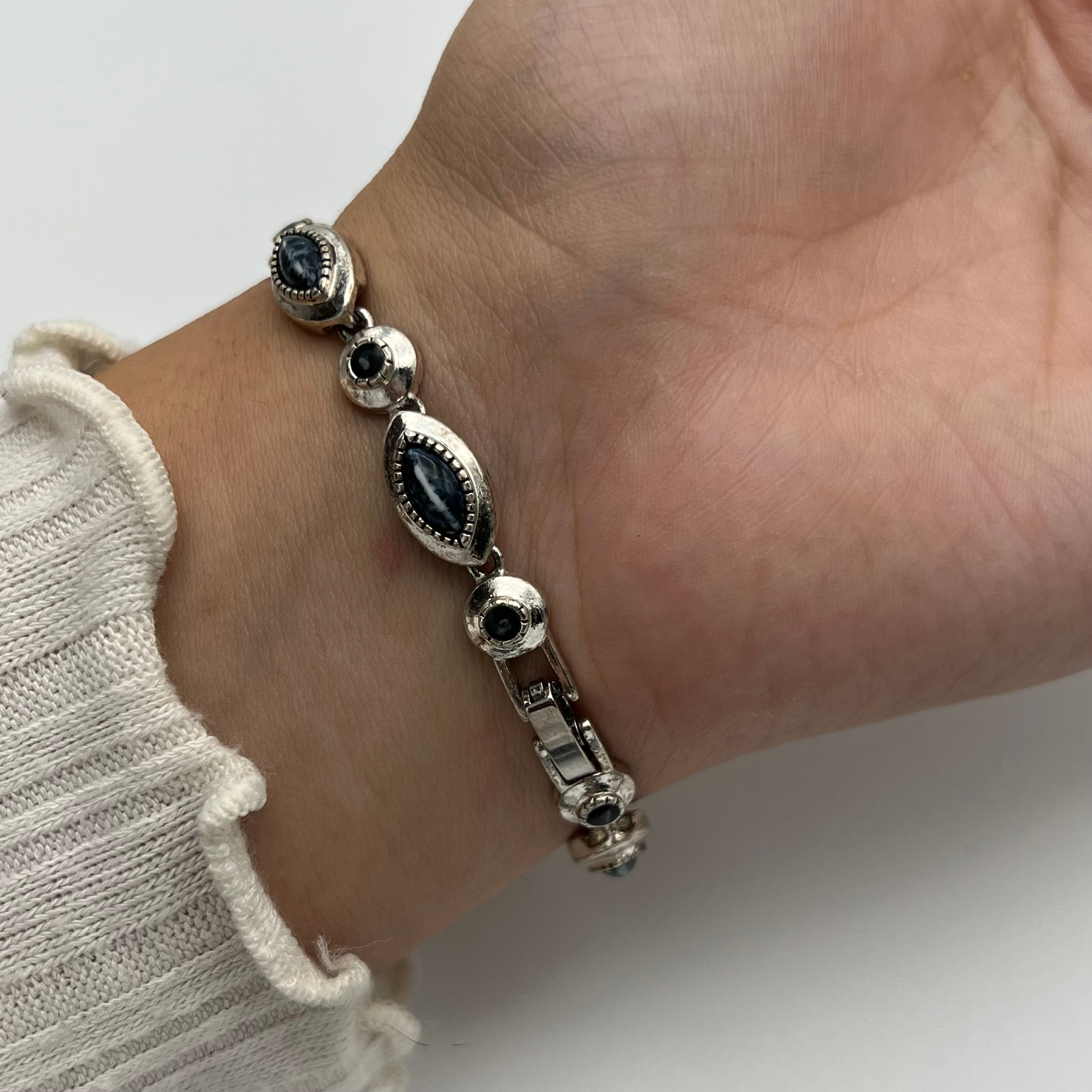 💙 Silver-Toned Navy Blue Detailed Bracelet