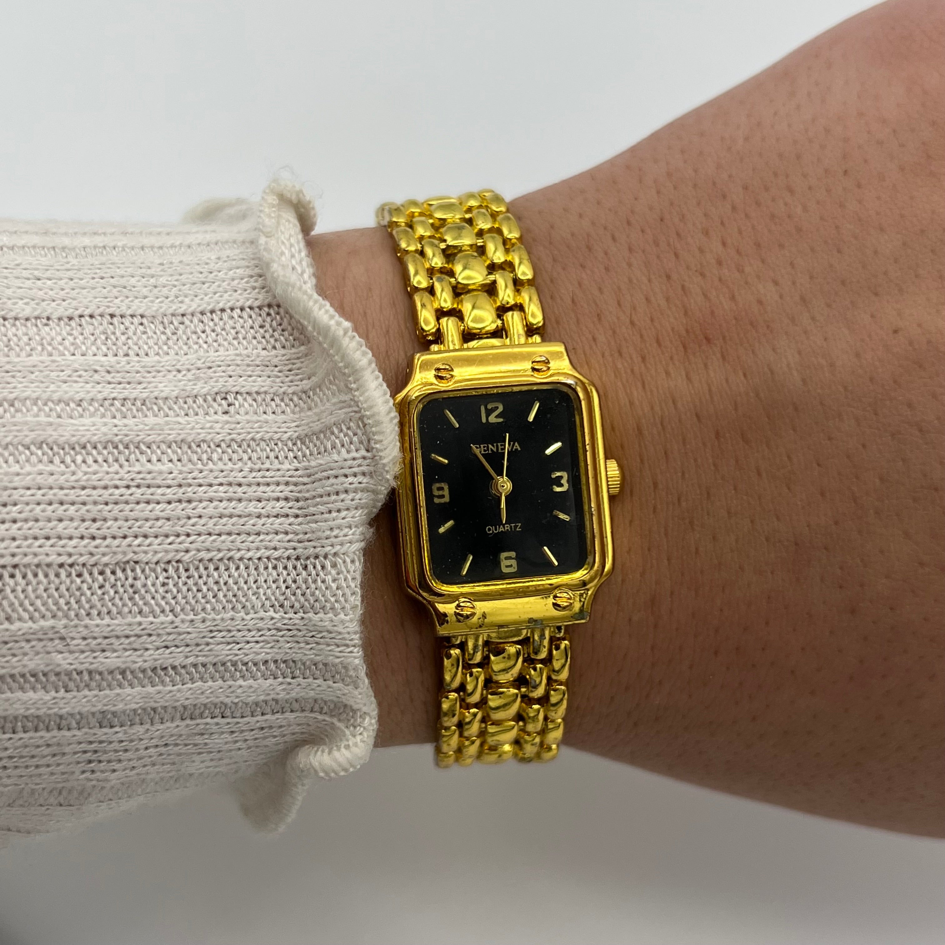 💛 Gold-Toned Watch