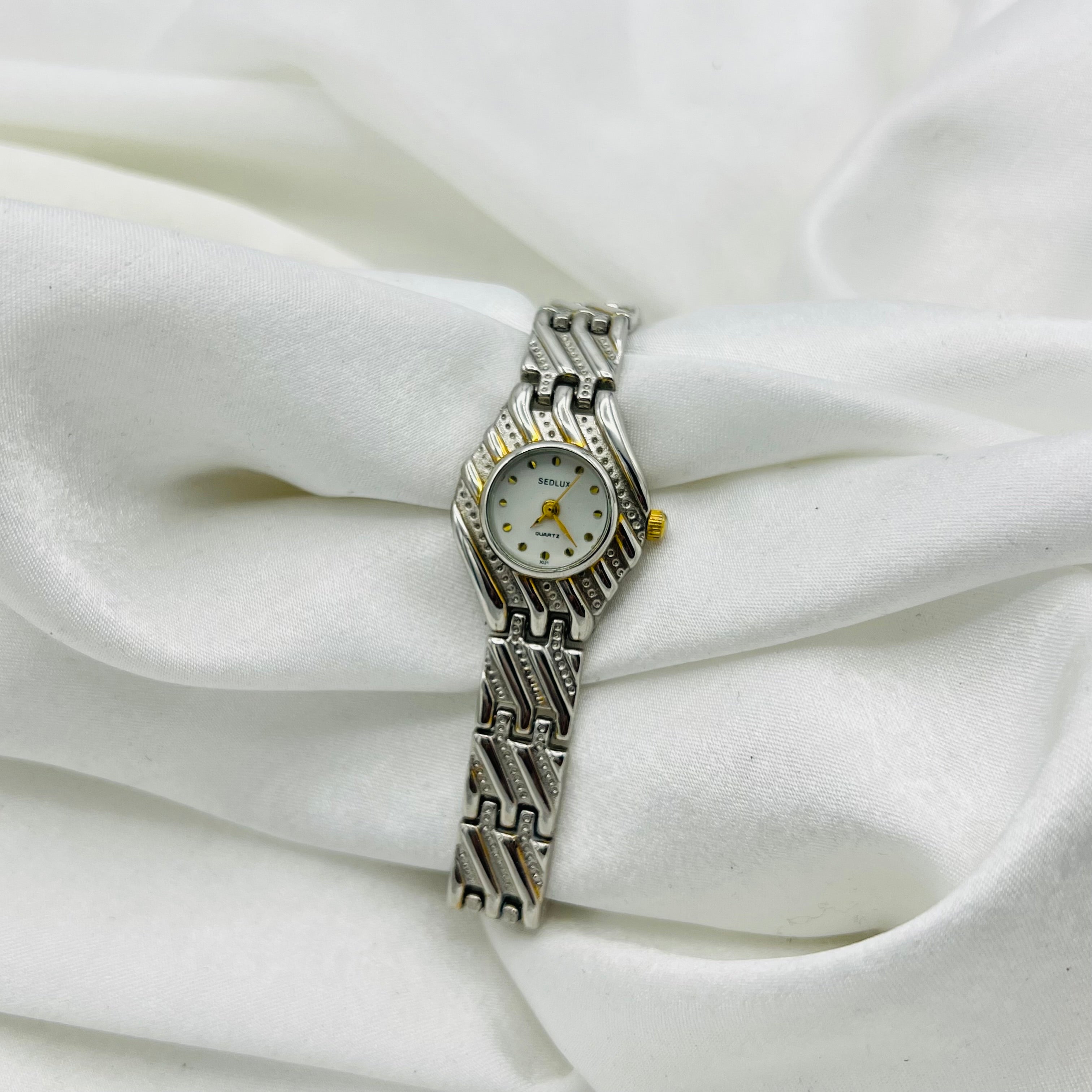 🩶 Silver-Toned Detailed Watch