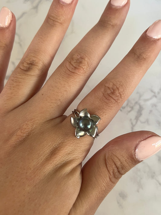 Dark Pearl Gray Flower Ring