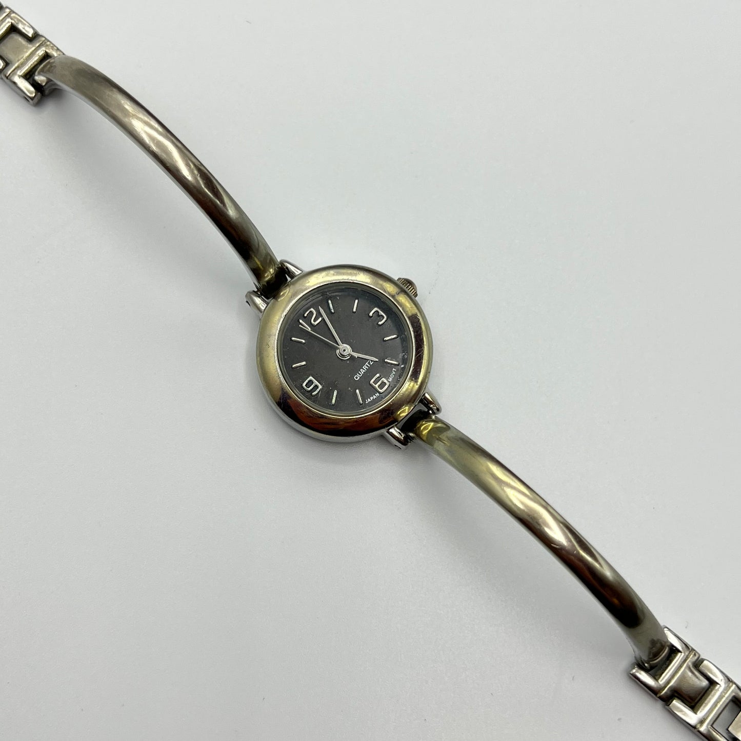 🩶 Silver-Toned Round Dial Watch