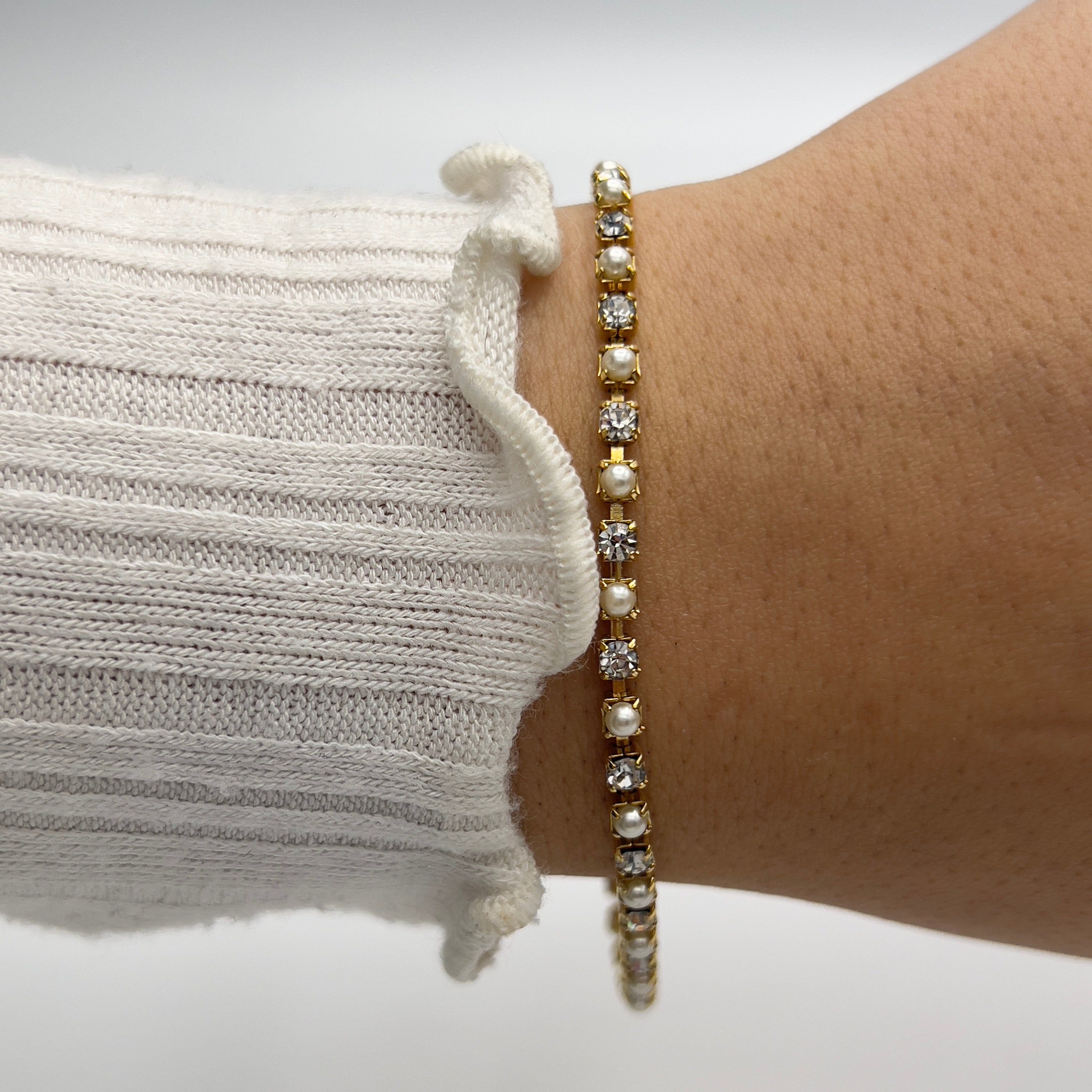 ✨🐚 Dainty Gold-Toned Bracelet with Pearls and Diamanté