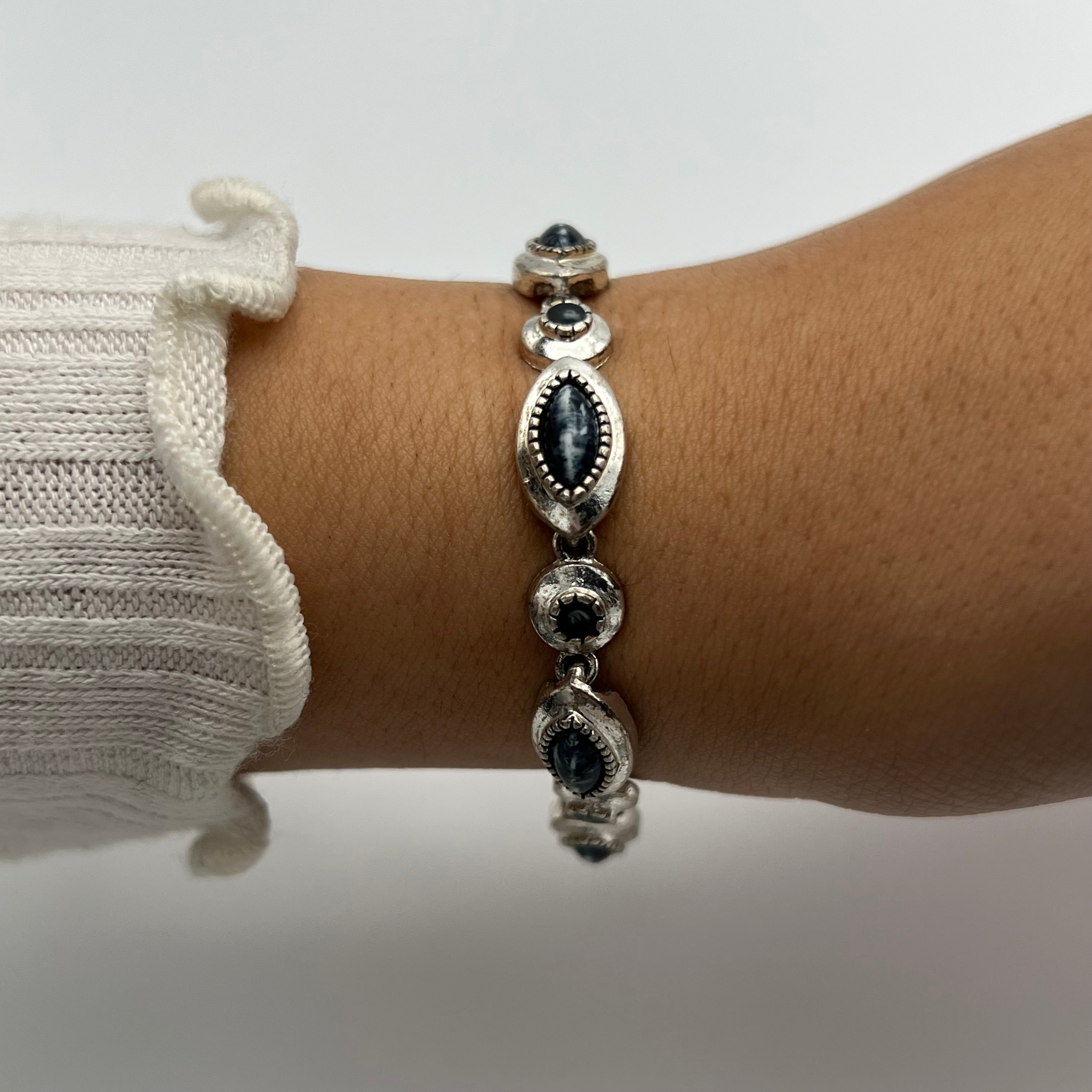 💙 Silver-Toned Navy Blue Detailed Bracelet